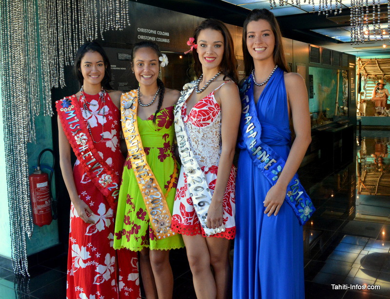 Les quatre gagnantes de Miss Tahiti 2016 armorent leurs nouveaux colliers de perles