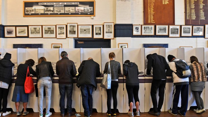 © William West, AFP | Des électeurs australiens dans un bureau de vote dans la banlieue de Sydney, le 2 juillet 2016.
