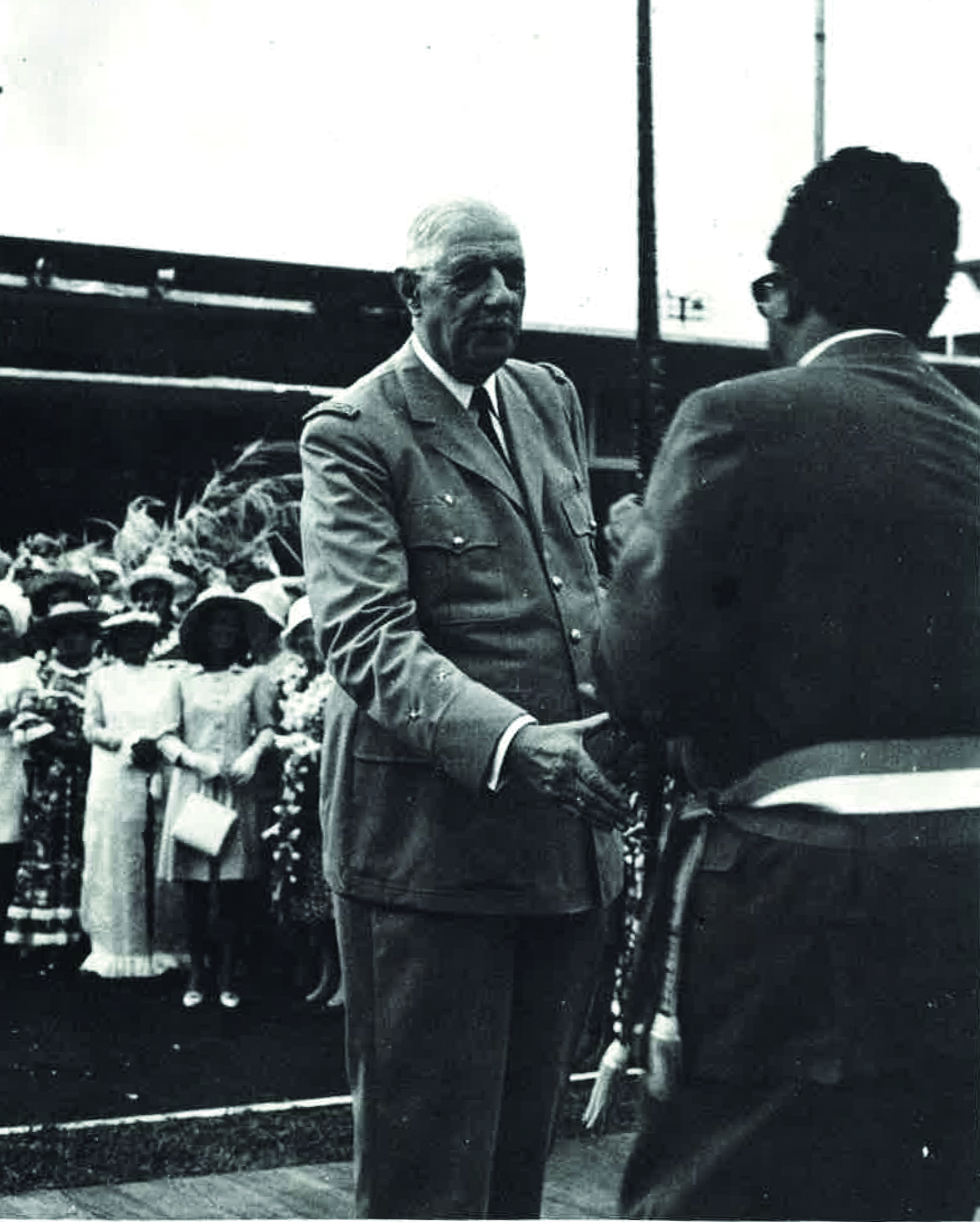 Charles de Gaulle accueilli à Tahiti par Francis Sanford, en septembre 1966. C'est le général qui voulut à tout prix doter la France de la bombe.