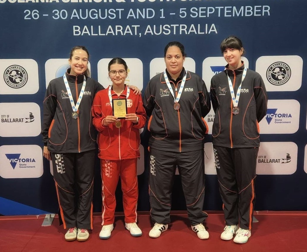 Remarquable performance de Clara Sayegh (en rouge) qui a décroché deux médailles d’or en simple et par équipe à la Pacific Cup seniors à seulement 11 ans.