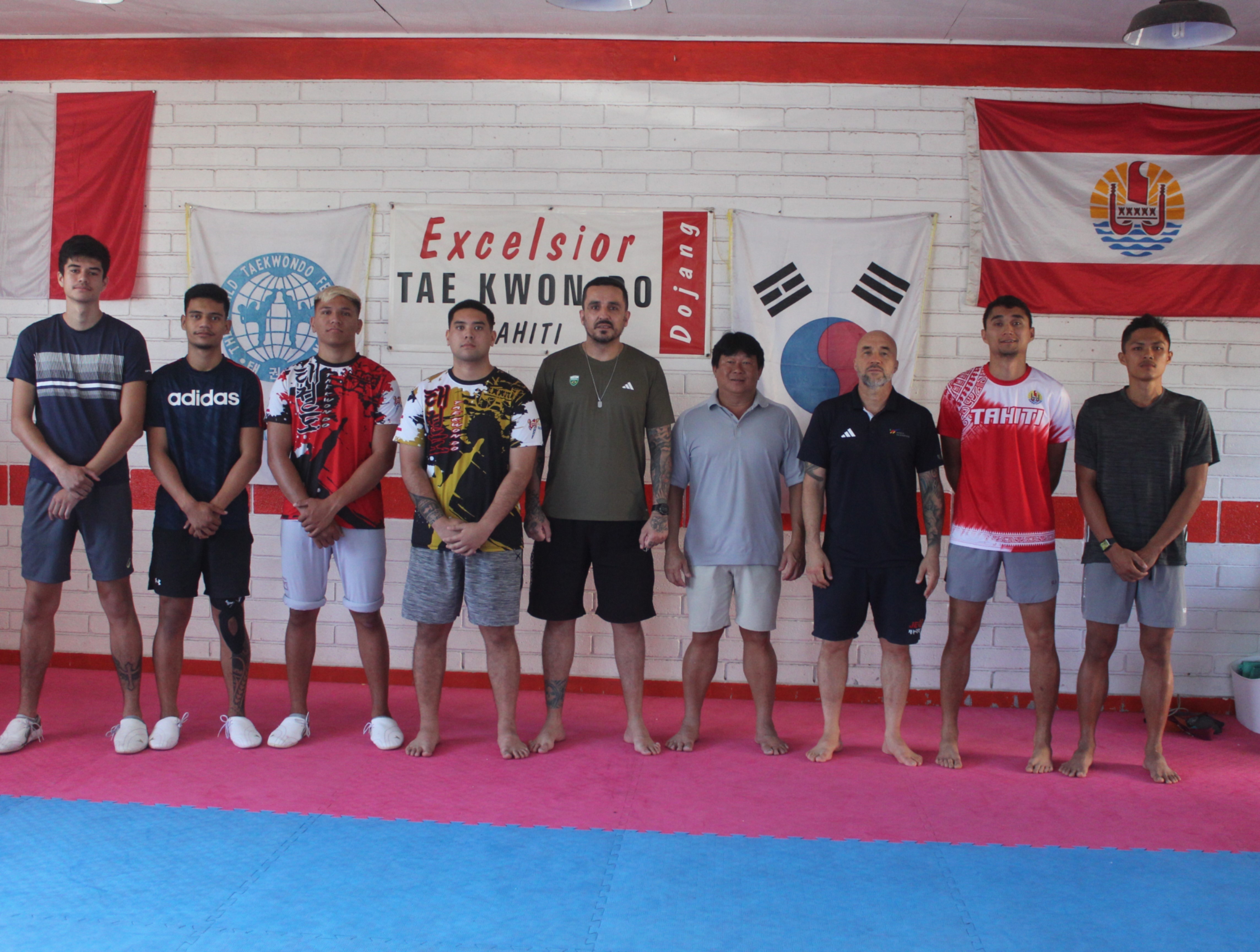 Une partie de la présélection tahitienne s’entraîne actuellement avec le Brésilien Diogo Freire et Philippe Pinerd grâce à la volonté de Polynesia Taekwondo et de son président Alfred Lai Koun Sing (tous trois au centre).