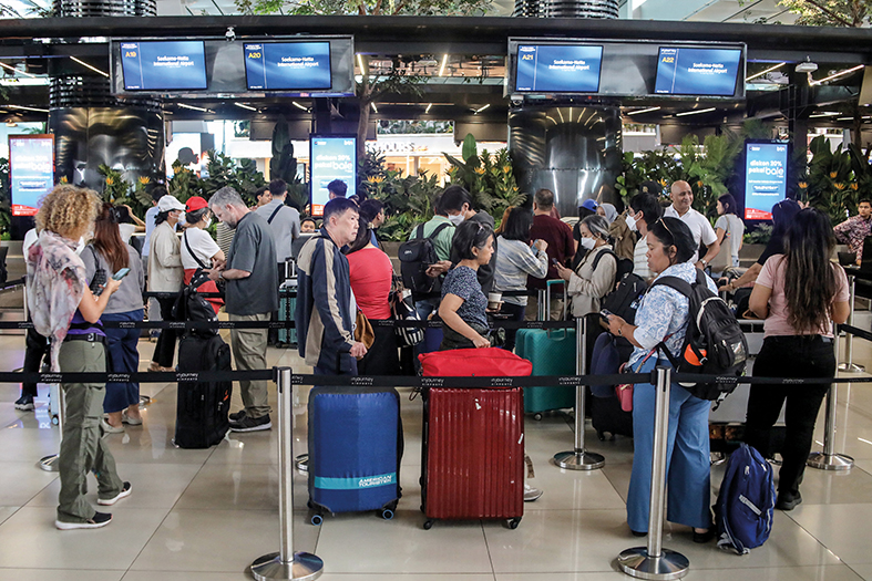 ​Huit aéroports fermés après une éruption volcanique, 170.000 passagers bloqués
