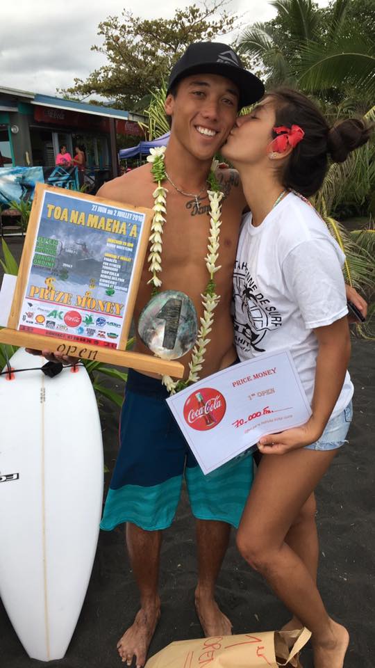 Ariihoe Tefaafana a reçu son prix de sa copine Anaëlle Bessière qui surfe également