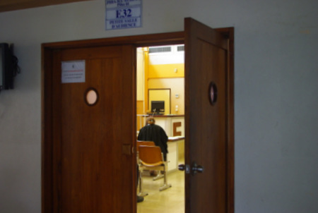 Il poignarde son voisin avec un couteau et écope de six mois ferme