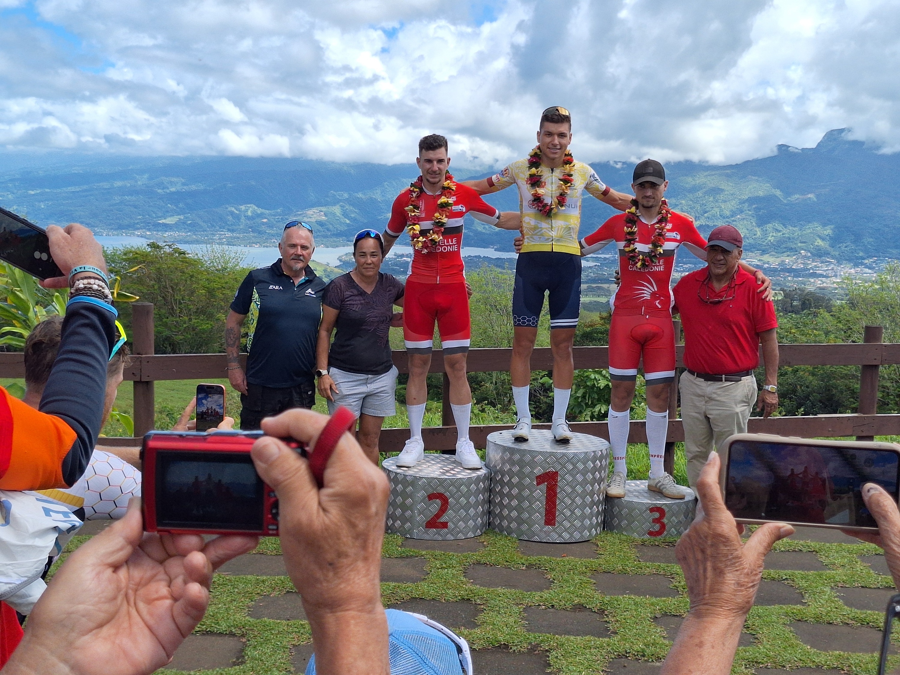 Podium masculin de la troisième étape avec vue sur l’isthme (Crédit : Anne-Charlotte Lehartel).