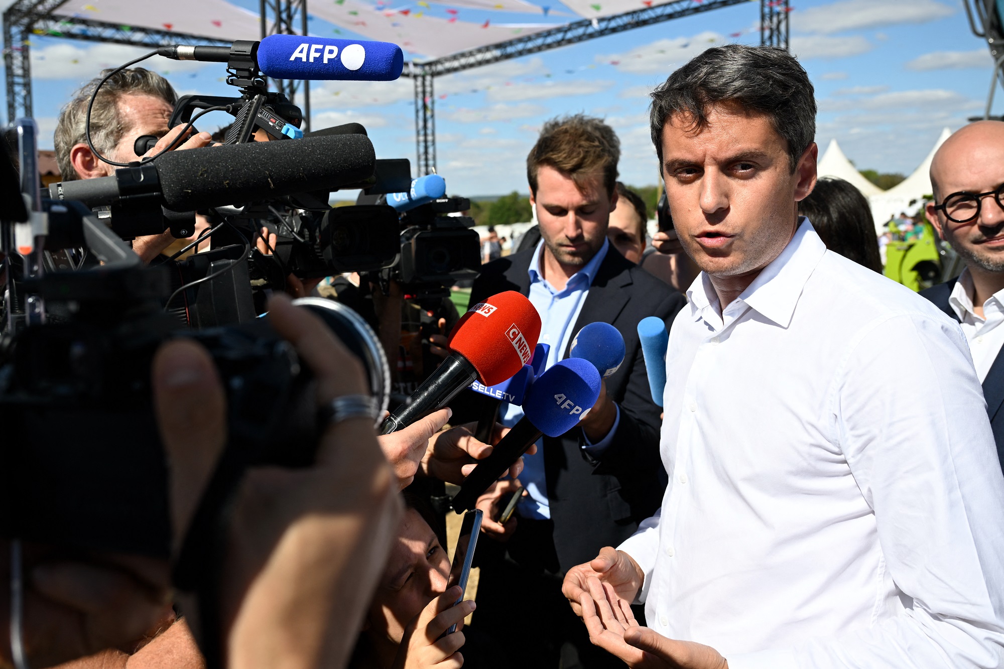 ​La dissolution a "contribué à quasiment flinguer l'économie française", assure Attal