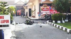 Indonésie: attaque suicide liée à l'EI contre un commissariat