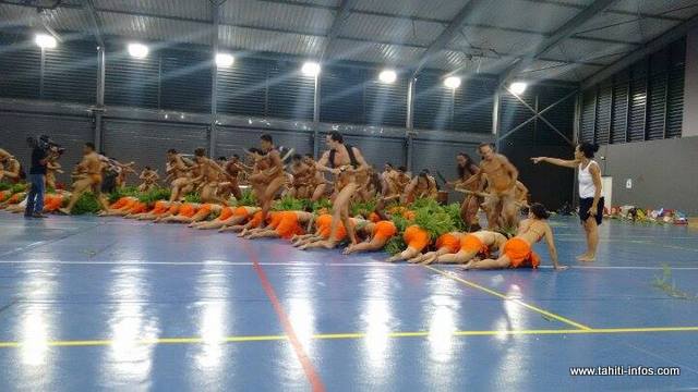 Le groupe de danse en catégorie Hura tau, fin prêt pour ce jeudi soir place To’ata.