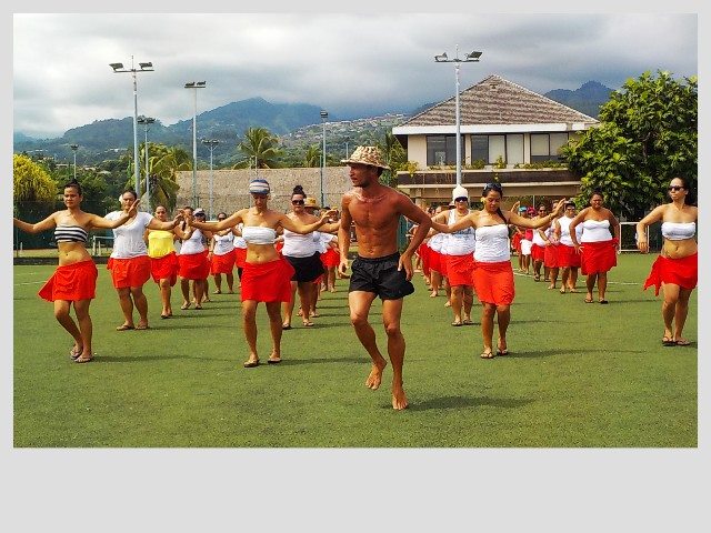 77 danseurs du groupe de Hura Tahiti Nui se produiront ce jeudi soir place To'ata.