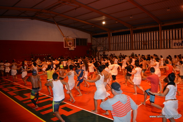 La troupe de Hitireva fin prête pour danser son thème samedi soir à To'ata.