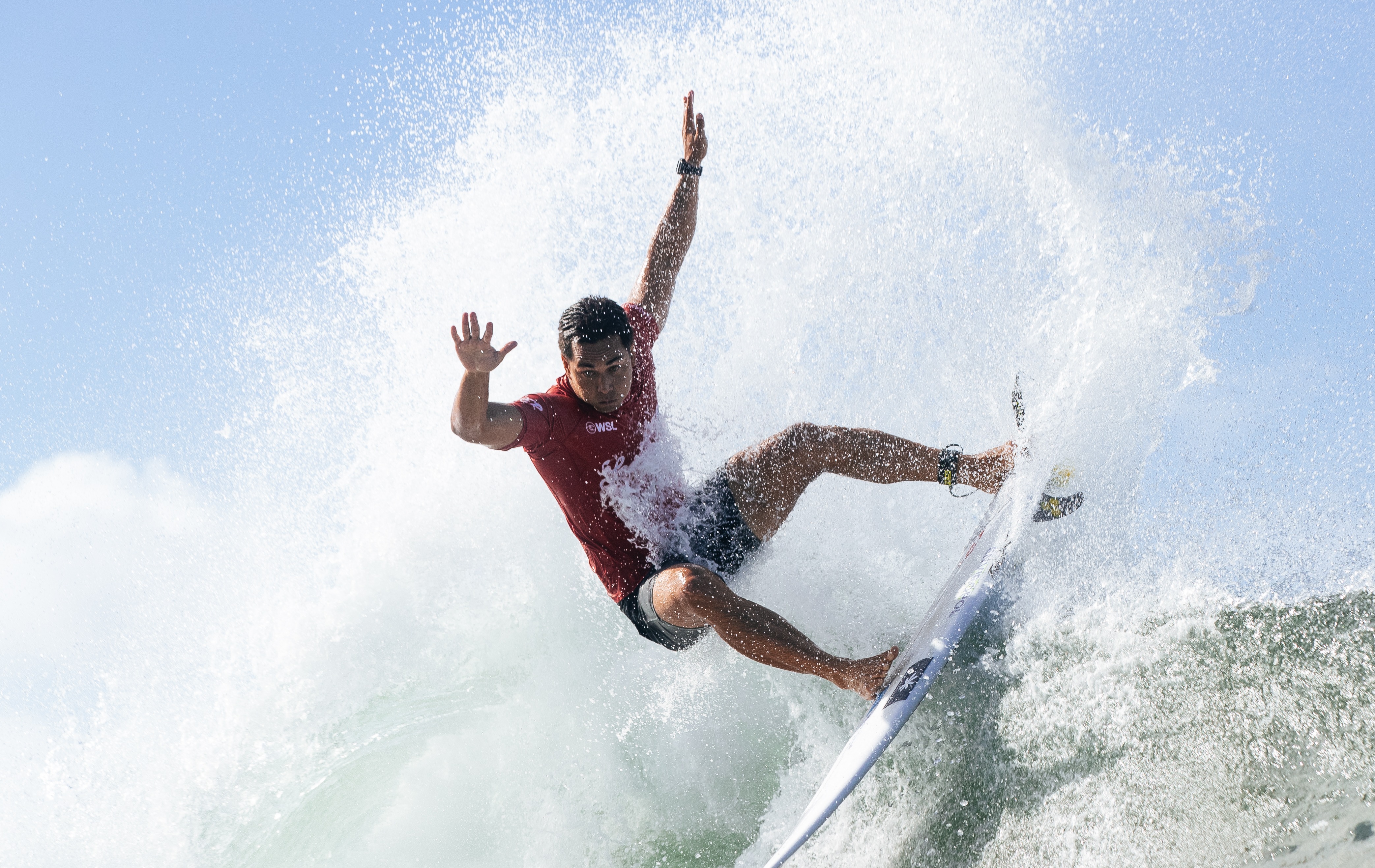 Les surfeurs polynésiens jouent gros au Brésil et au Portugal