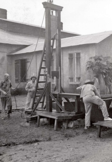 Les Rorique avaient été condamnés à finir sur la guillotine, mais la révélation de leurs origines belges et de leur passé héroïque leur valut les travaux forcés.