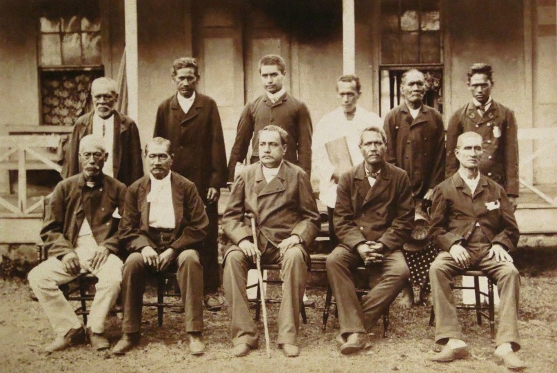 Au centre de cette photo, le prince Hinoï, canne à la main.