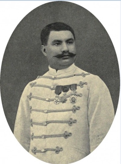 En grand uniforme, le prince Hinoï, propriétaire de la goélette où eut lieu de drame qui coûta la vie à sept personnes.