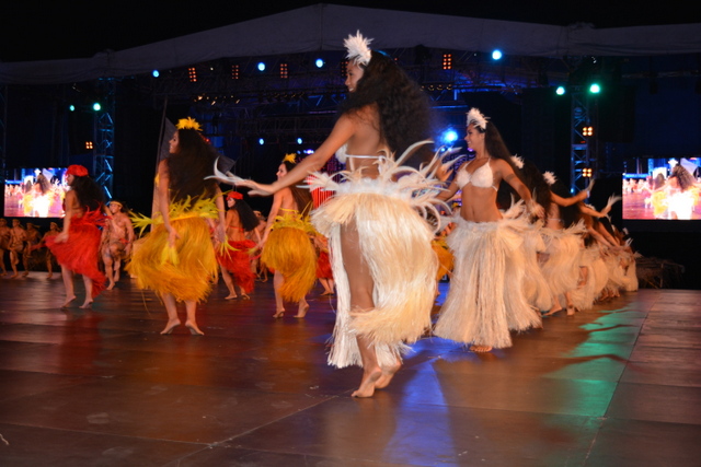 Le jaune, le rouge et le blanc sont les couleurs qui symbolisent les "Manu 'ura" (oiseaux sacrés) dans la légende interprétée par le groupe Tahiti ia ruru-tu noa