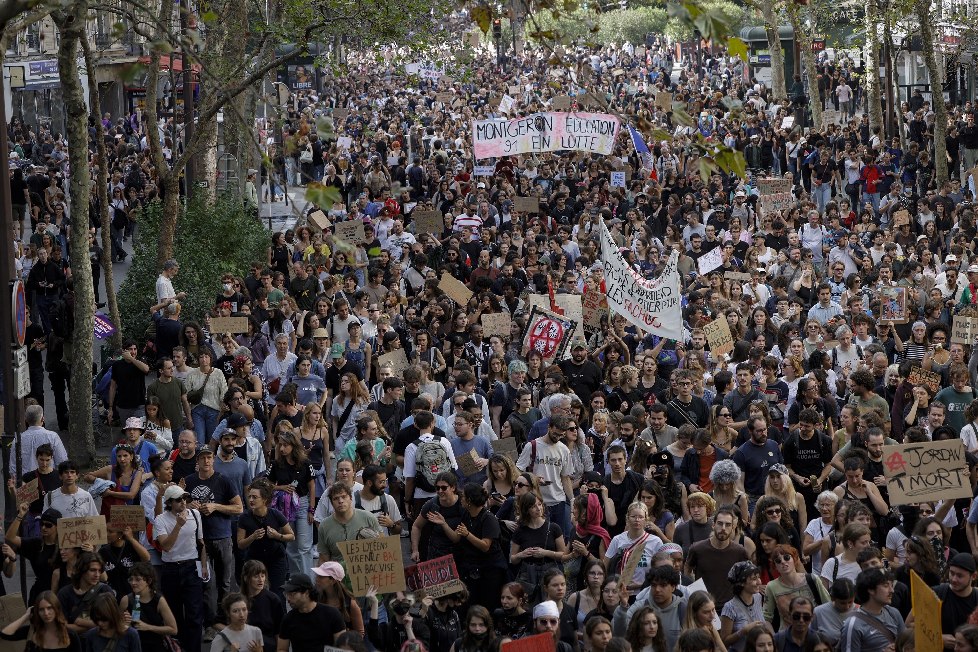 ​"Besoin de changement": les lycéens mobilisent et appellent à poursuivre le mouvement