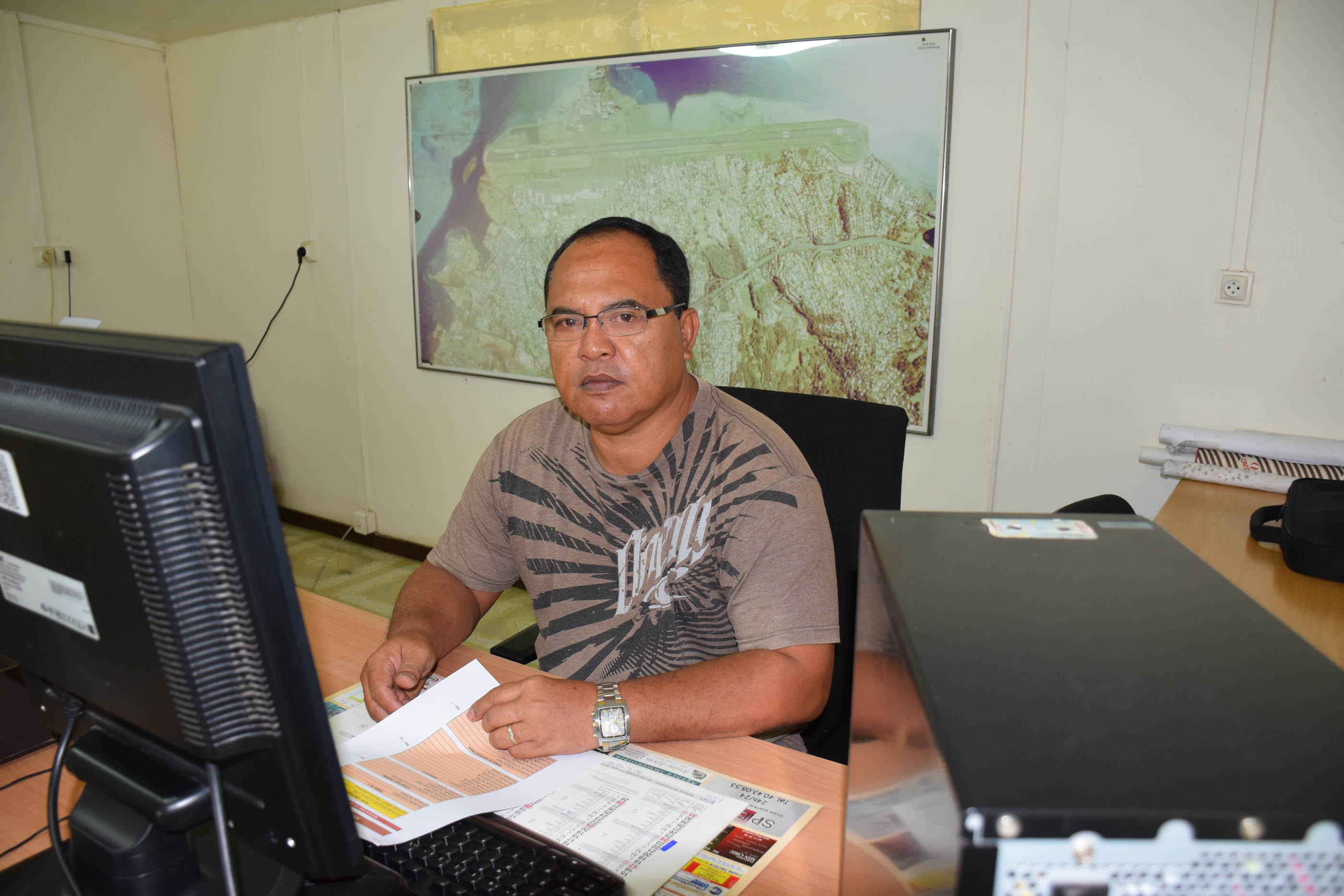 Calixte Ruahe, agent communal est en charge de la réception des administrés concernant les doléances pour les propositions de dénomination des voies.