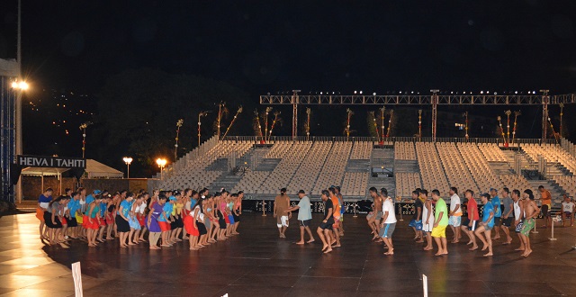 Dernière mise au point à To'ata dimanche soir pour le groupe de danse Faretou nō Huahine.
