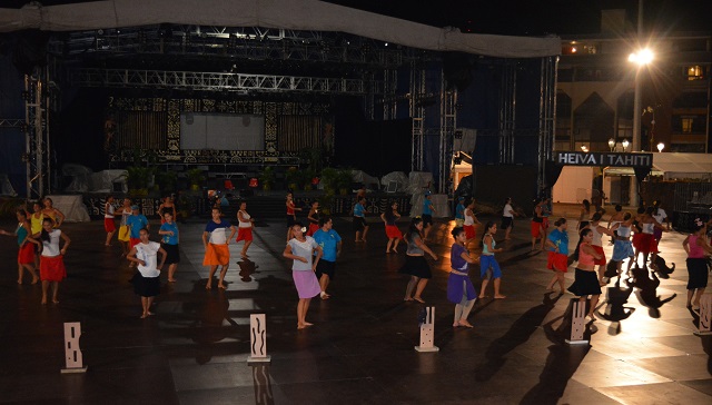 Les filles comme les garçons porteront cinq costumes durant leur soirée de spectacle.