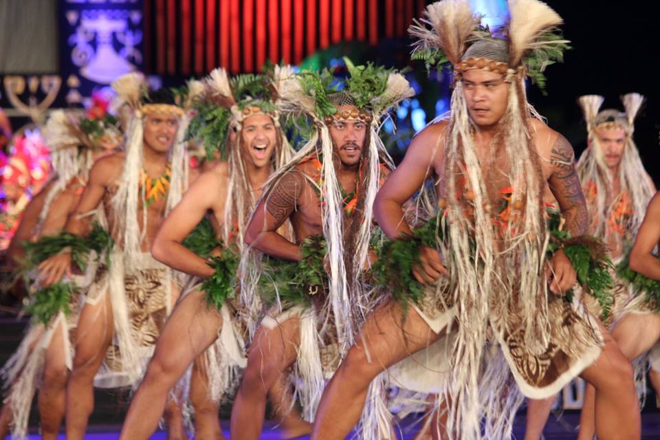 Les danseurs et danseuses de Taiarapu Ouest dans leur tenue végétale.
