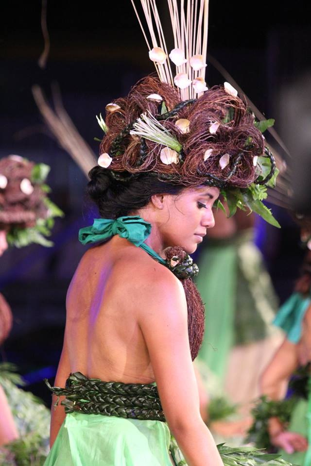 Une des magnifiques danseuses de Taiarapu Ouest dans son grand costume.