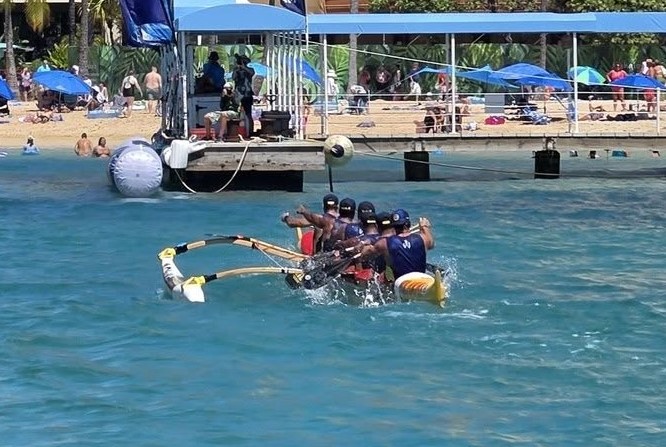 Le Team OPT dans la dernière ligne droite. Il décroche un deuxième succès d’affilée à la Molokai Hoe.