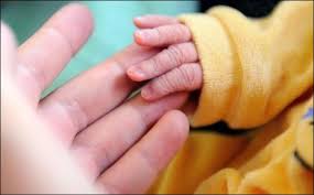 Accouchement imprévu sur une autoroute, avec un téléphone et... les CRS