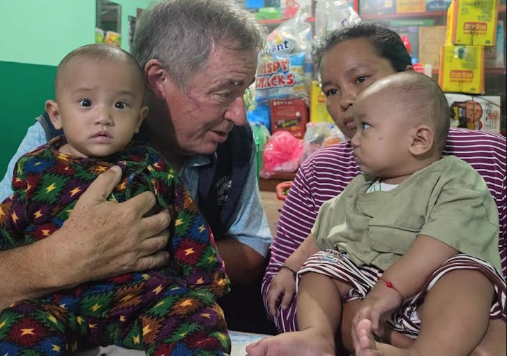 En août dernier, une école était emportée par la crue et de nombreuses familles ont perdu des proches. Sur cette photo : une mère et ses deux enfants qui ont perdu leur père dans la catastrophe, avec Daniel Monconduit, président de l’association Échanges Himalayens.