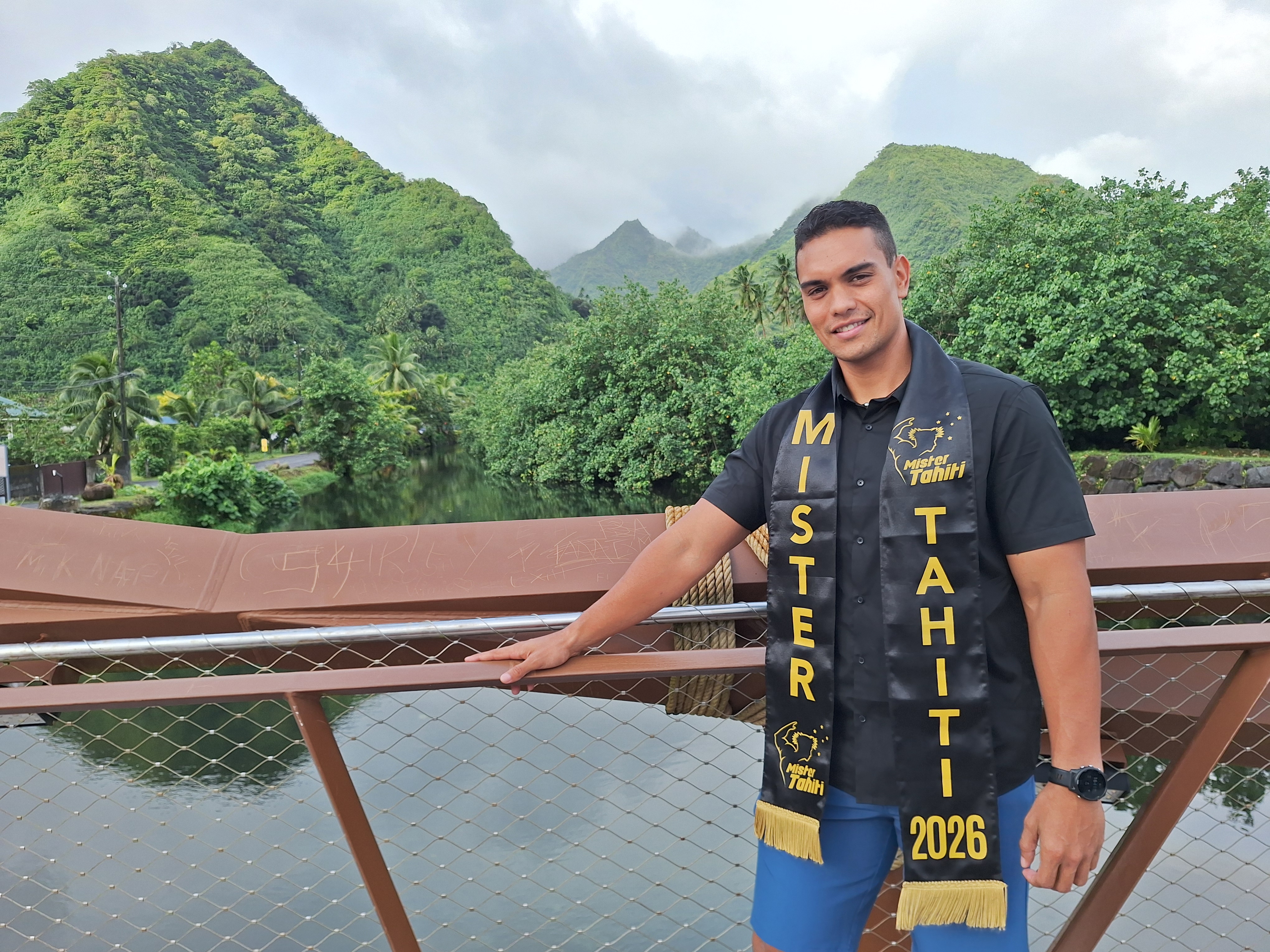 Rencontre avec Heifara Voirin, enfant de Teahupo’o élu Mister Tahiti 2026 (Crédit photos : Anne-Charlotte Lehartel et Domenic Mosqueira).