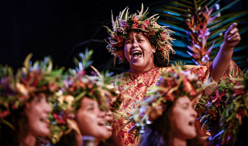 Le concours du Ta’urua Hīmene associe les traditionnels tārava Tahiti, tārava Raromata’i et tārava Tuha’a Pae à l’innovant hīmene ‘otorau (Crédit : TFTN).