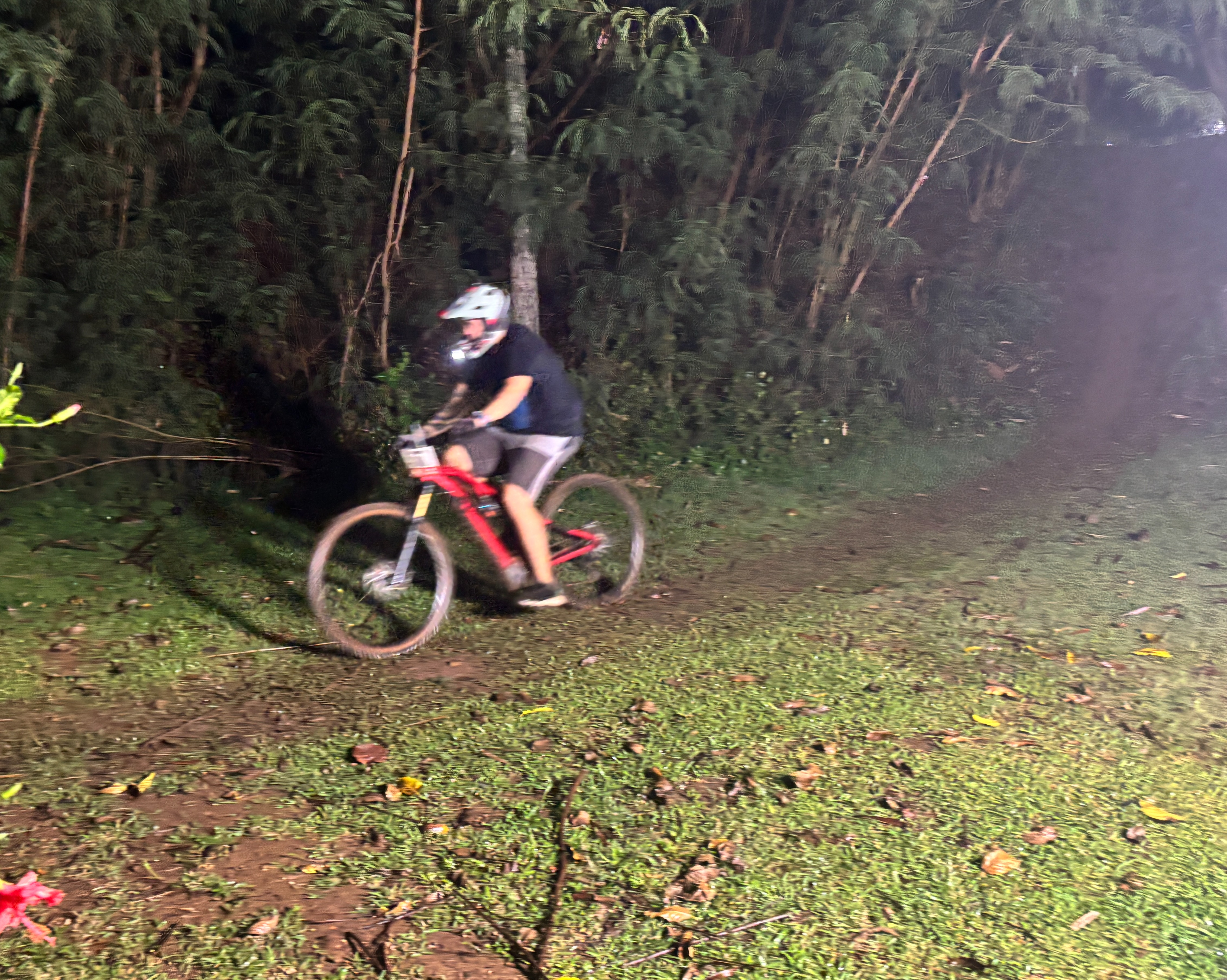 VTT - Bataille acharnée dans la boue et la pénombre