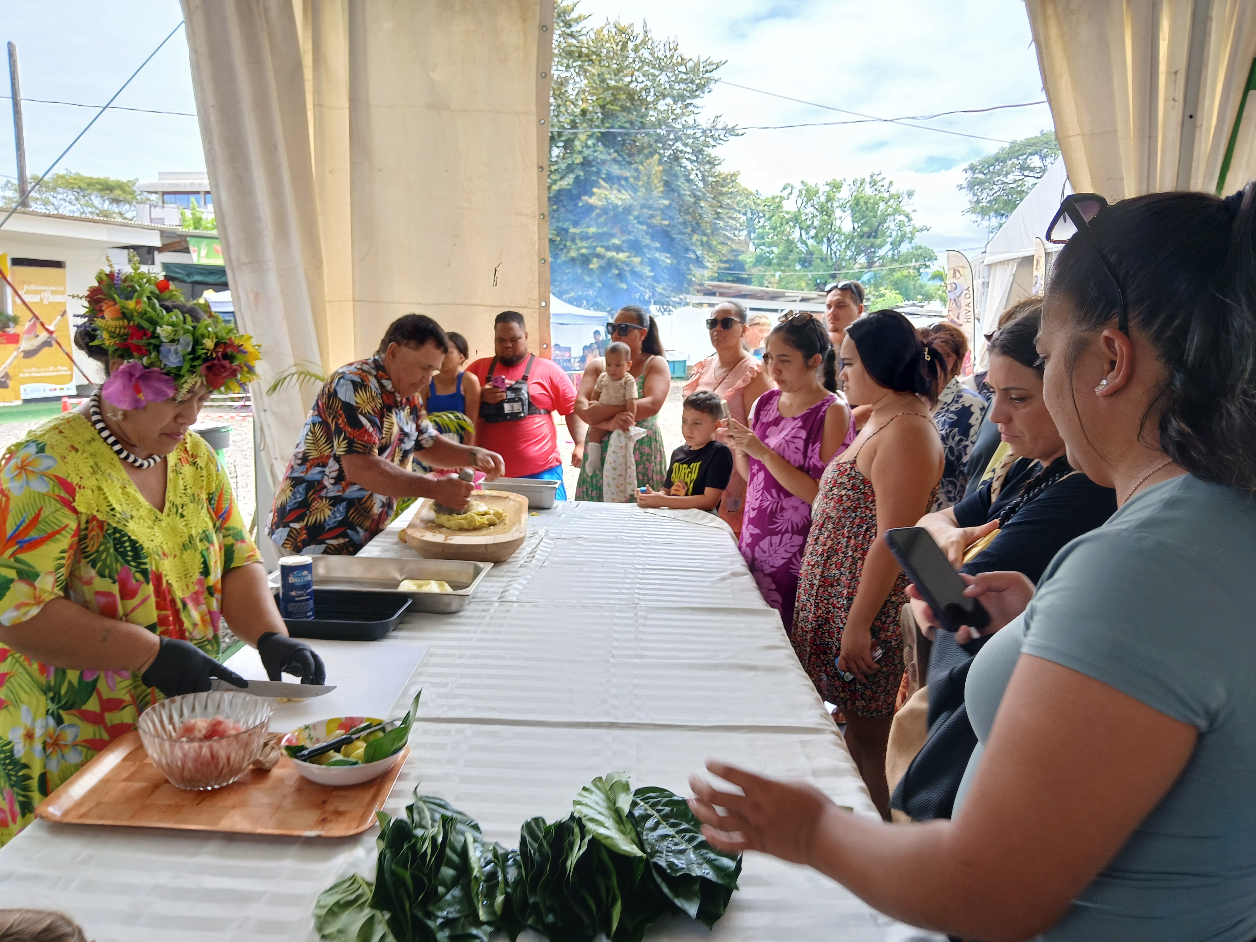 Le stand de dégustation avait du succès ce samedi matin. Les visiteurs se sont rassemblés autour de la préparation du ka'aku, spécialité marquisienne à base de uru et de lait de coco. crédit photo SD