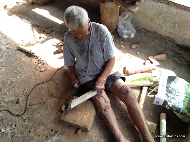 Teiki a intégré la léproserie à ses 12 ans. Avec sa compagne, atteinte également de la maladie, ils vivent de la sculpture.