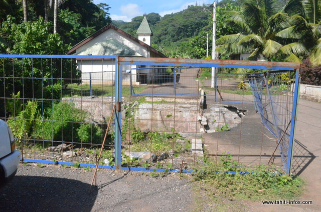 Lors des intempéries du mois de décembre, le pont à l'entrée du village d'Orofara a été détruit. Jusqu'à ce jour, rien n'a été fait. Les habitants se sentent mis à l'écart.