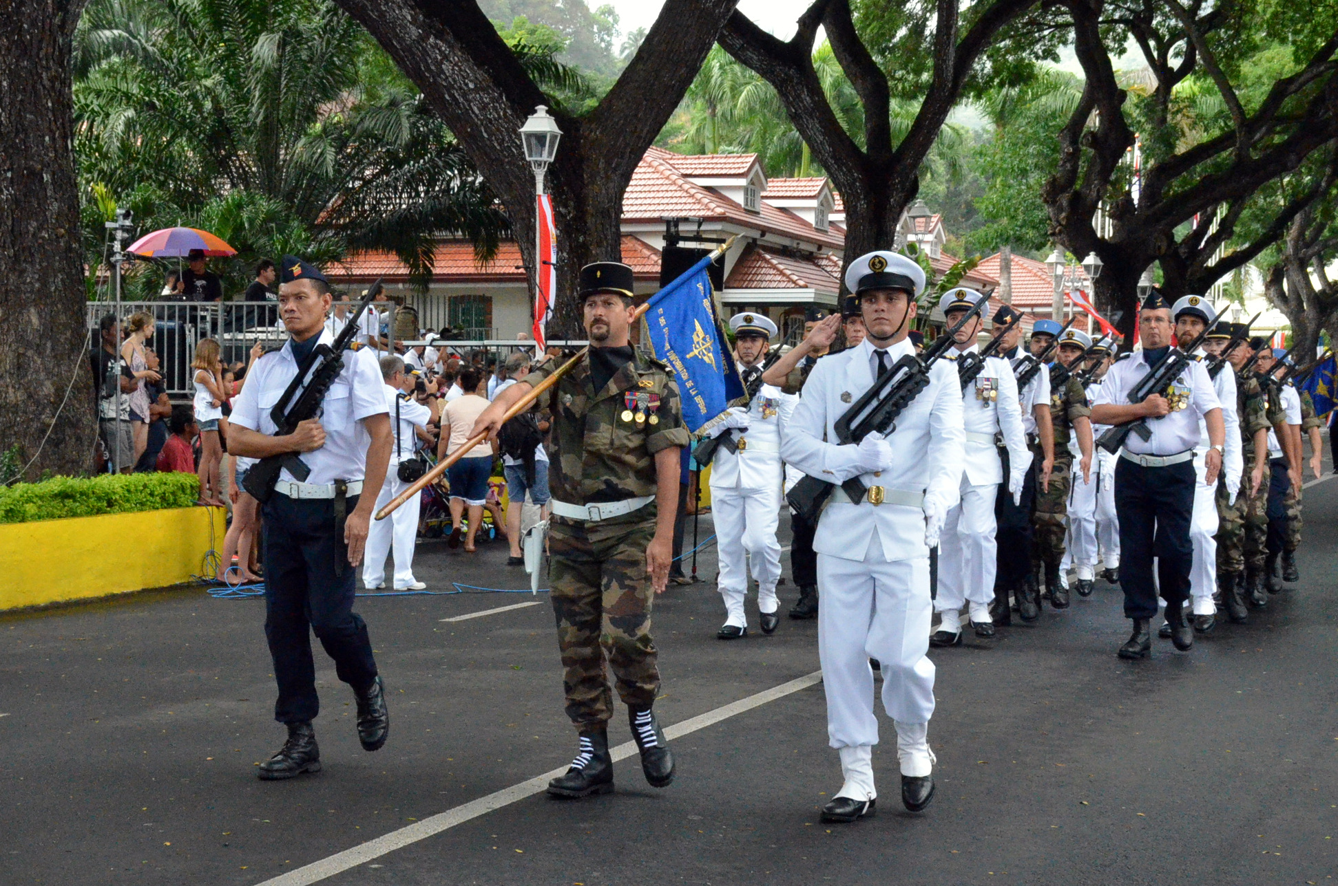 Un défilé du 14 juillet entre pluie et soleil