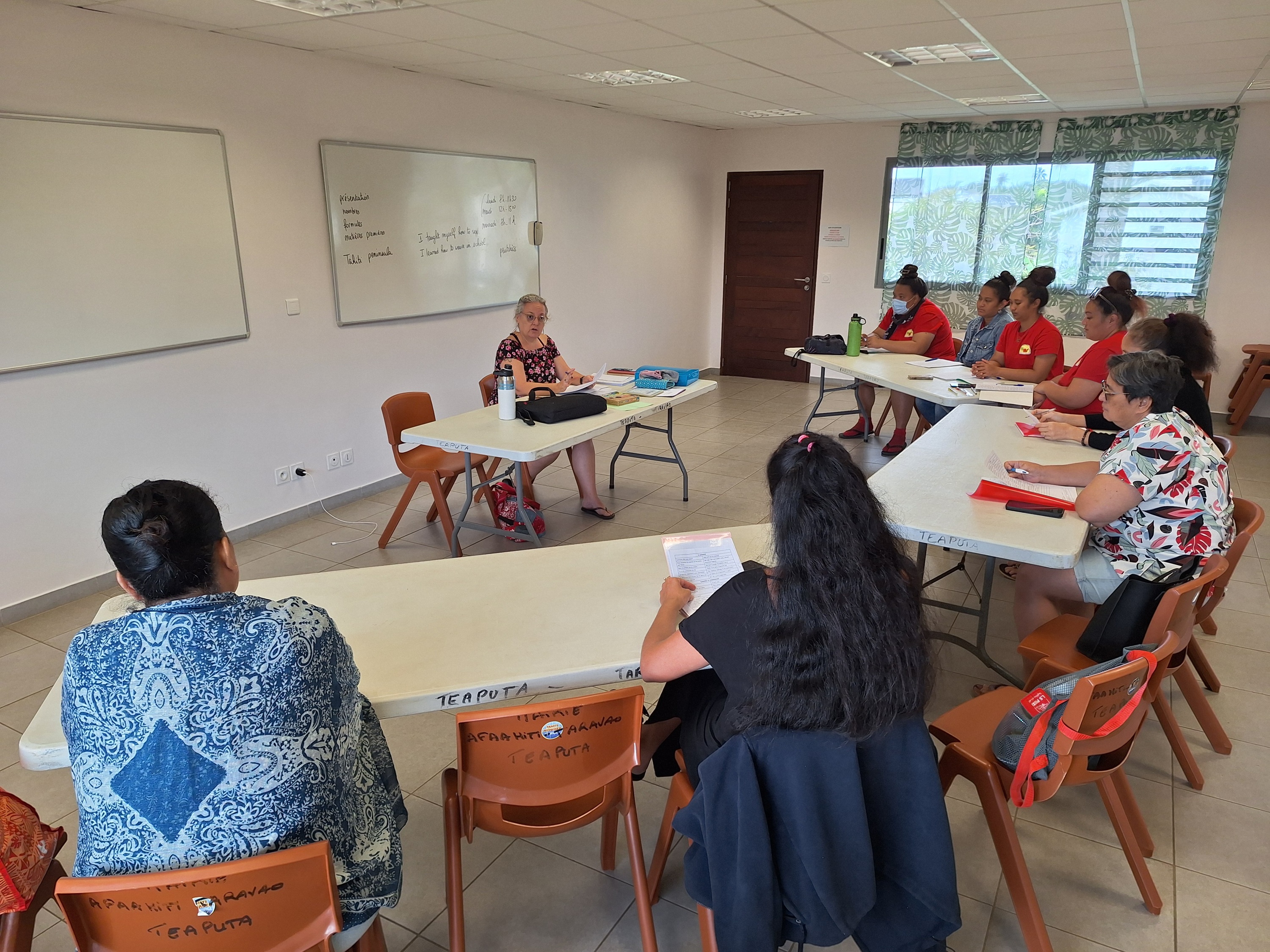 Les cours sont dispensés par Véronique Lardillier, à la fois professeure d’anglais et couturière (Crédit : Anne-Charlotte Lehartel).