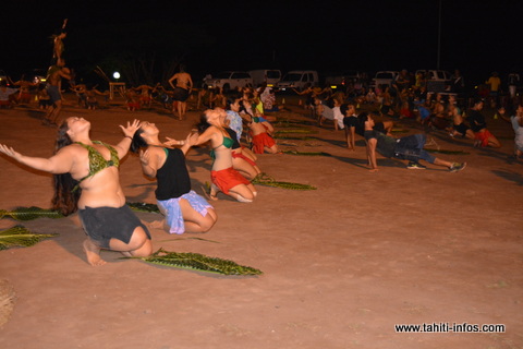 Les danseurs et danseuses du groupe de danse Toakura pendant leur hivinau.
