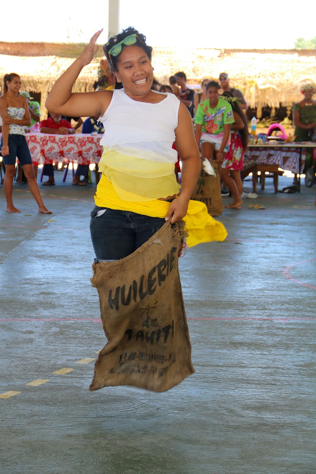 Parmi les nombreuses activités proposées, on retrouve aussi le célèbre "'ōu'a pūtē" (course en sac)