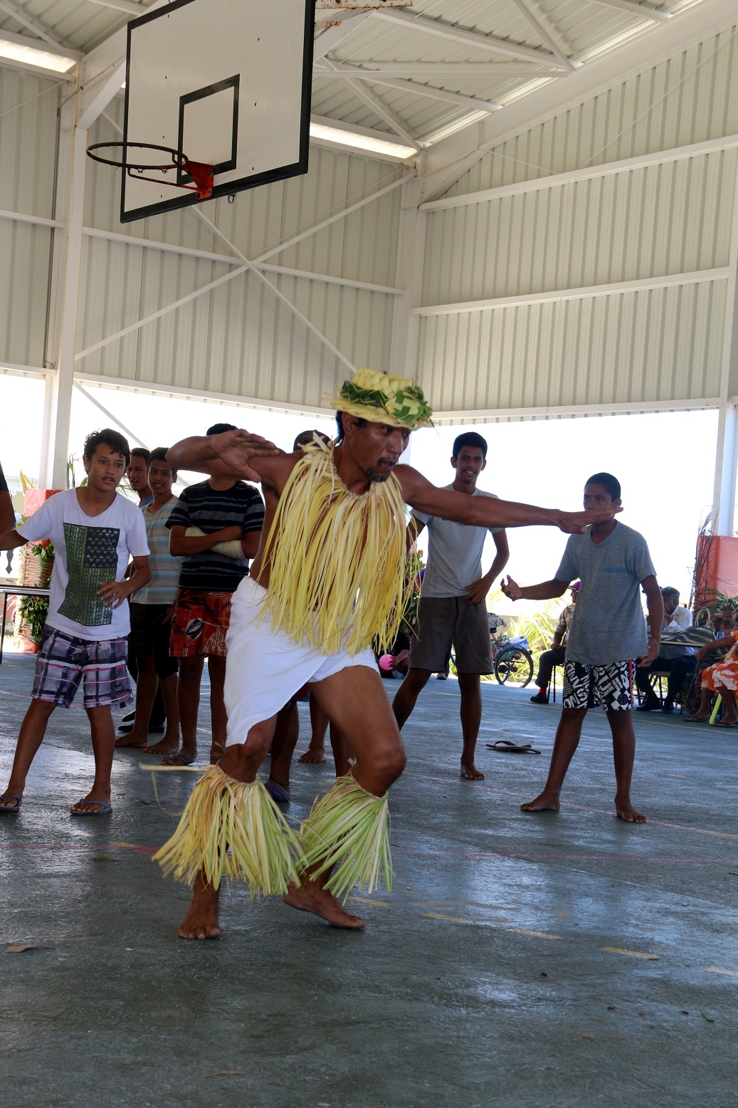 Les garçons, eux, apprennent quelques pas de danse avec le chef de la troupe "Tamariki Terunaga"