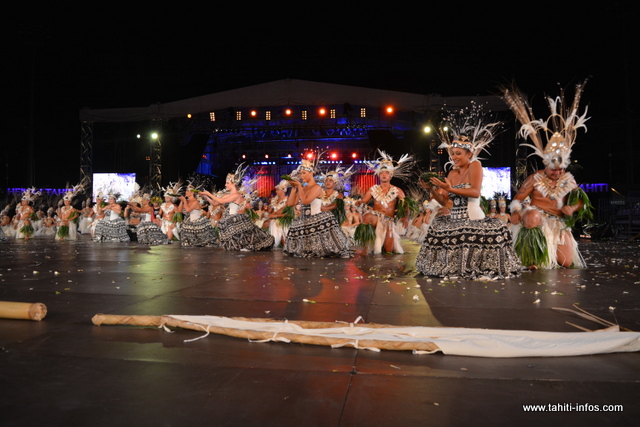 " L'ancien" représenté ici par les femmes en "grande robe" et la nouvelle génération représentée par les danseurs et danseuses lors de leur prestation dans le grand costume.