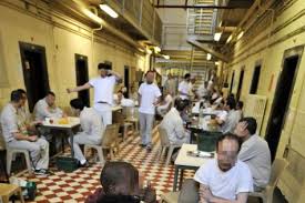 Les prisons, "incubateurs" de maladies infectieuses, alertent des experts