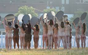 100 femmes nues à Cleveland, à quelques pas du show Trump