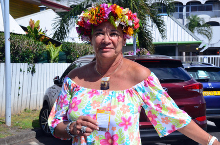 Diana Salmon avec son ticket gagnant