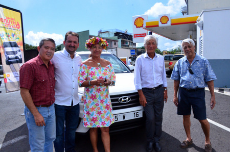 Hans Ata responsable réseaux des stations Shell, Teiki Vahine de Sopadep, Diana Salmon, Albert Moux Pdg de Shell,  Anthony Chalons gérant de la Station Pacific Hava'i de Raiatea