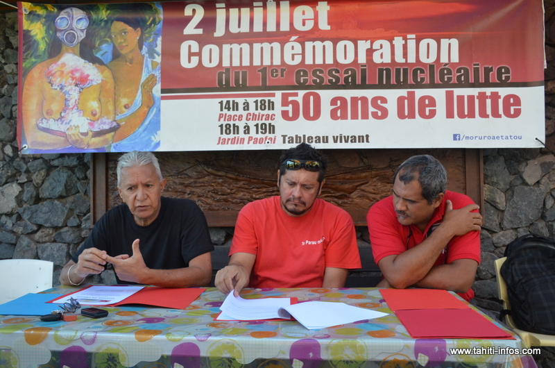 Roland Oldham et le Père Auguste, jeudi matin lors de la conférence de presse organisée par les associations Moruroa e Tatou et 193, au sujet du projet de modification du décret d'application de la loi Morin.