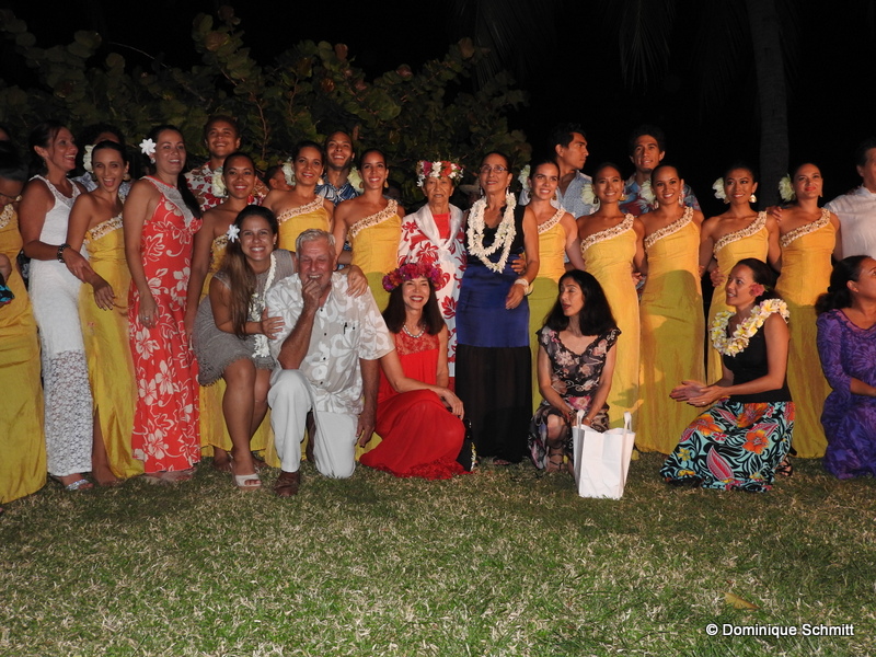 Photo de famille, avec tous ses proches et les artistes de Tahiti Ora.