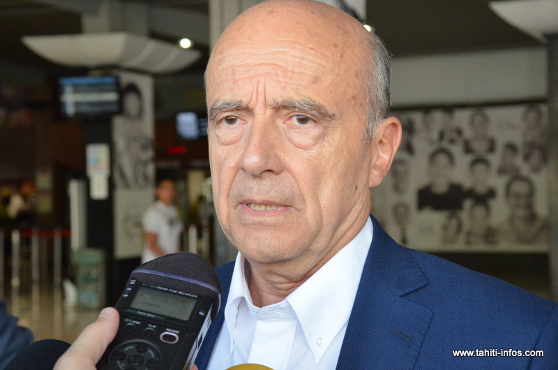 Alain Juppé, hier après-midi à l’aéroport de Tahiti-Faa’a, de retour de son déplacement aux îles Sous-le-vent.