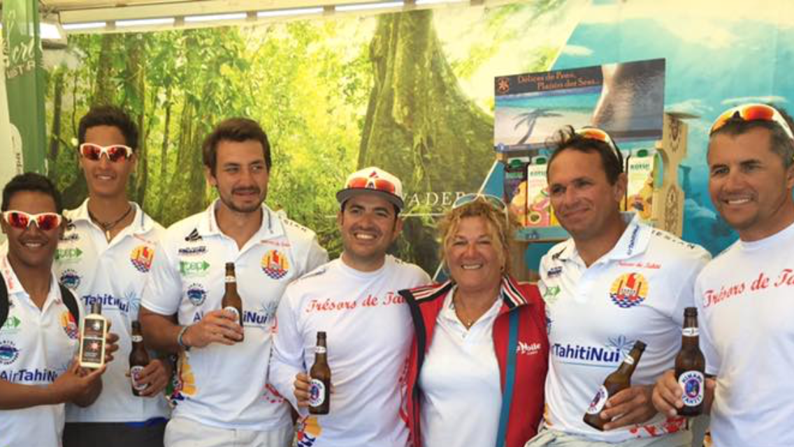 A Roscoff, le stand de Tahiti du Tour de France à la voile a invité les 12 arbitres et les coureurs tahitiens pour une dégustation de produits locaux.