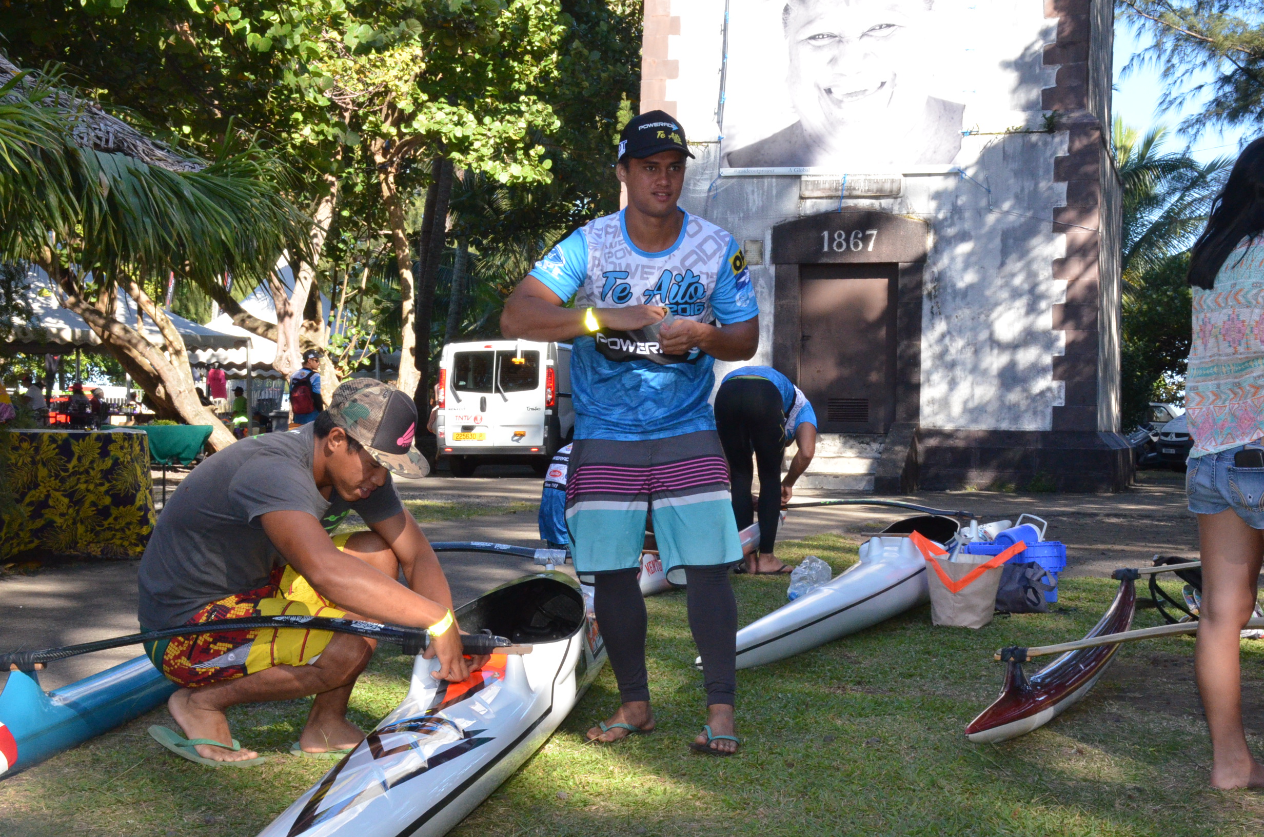 Quelques minutes avant le départ de la course, les rameurs préparent leur va'a.Cette année, il y avait 1 000 participants ! En 1988, lors de la première édition du Te Aito, ils étaient 88 participants. 13 pays étaient représentés cette année. Des concurrents sont venus de Nouvelle-Zélande, d'Australie, du Japon et du Brésil !