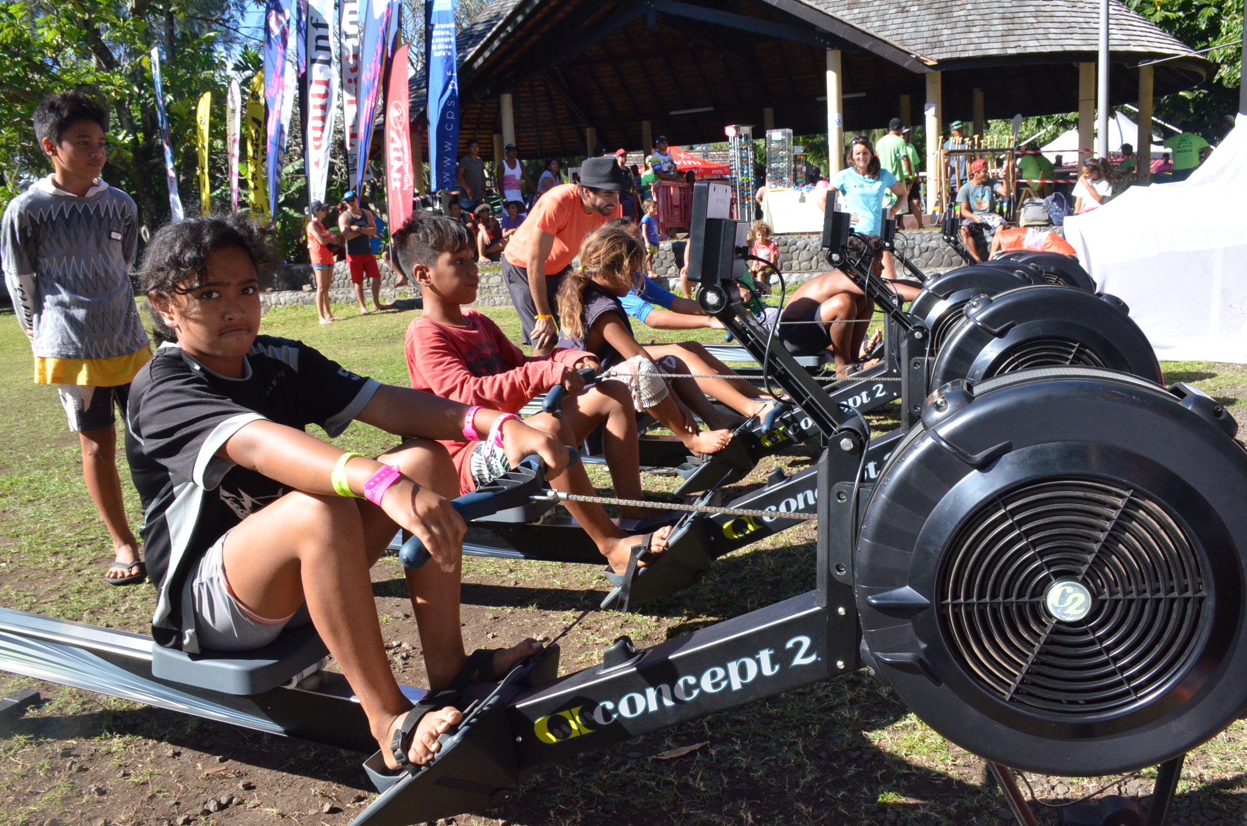Mathieu Forge, président du club d'aviron de Polynésie française proposait de tester samedi matin de tester les rameurs. Depuis décembre, le club fait régulièrement des animations. Samedi prochain, une nouvelle compétition de rameur est prévue à l'aéroport. Les rameurs ont beaucoup plu aux enfants. En ramant, ils devaient éviter les poissons qui apparaissaient sur un écran devant eux. Un bon moyen pour faire du sport sans s'en rendre compte.